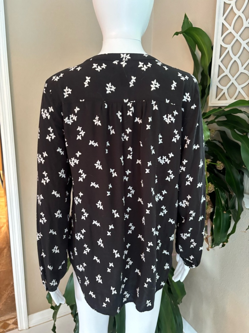 GAP Black Tunic Top with White Floral Motif - Picture 4 of 7